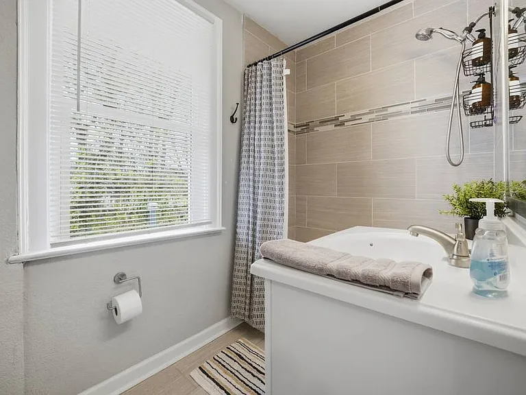 Full bathroom in upstairs hallway.