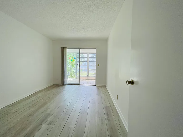 333 Farnham Cres #P — Photo 10