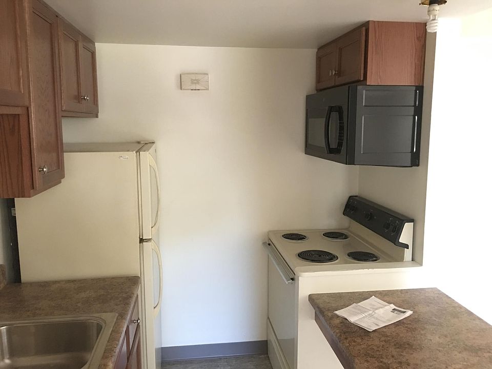 2nd image of 628 Steele St APT 2