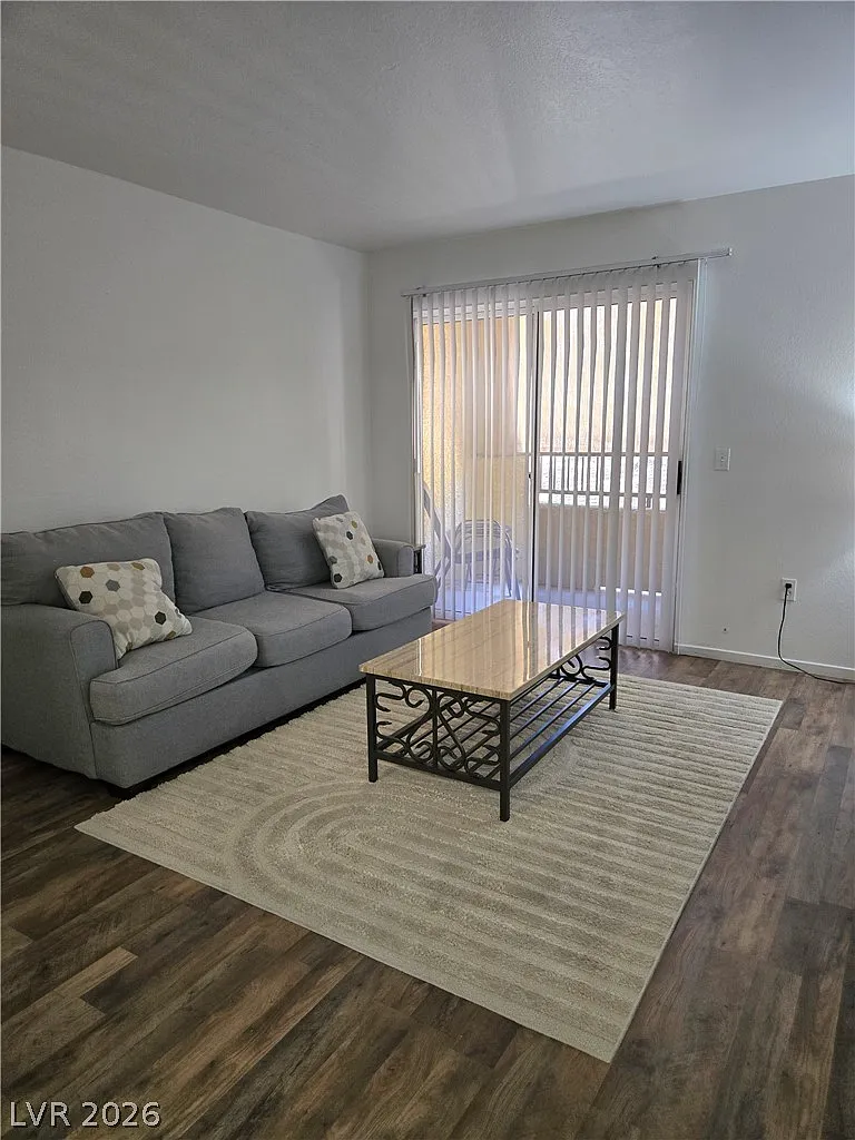 1 bed, 1.0 bath, 720 sqft, $1,100 — Photo 3
