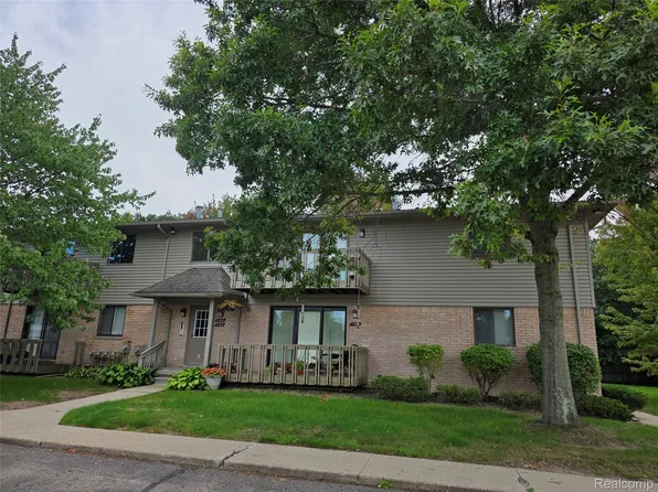 1164 Hillcrest Dr, Oxford, MI 48371