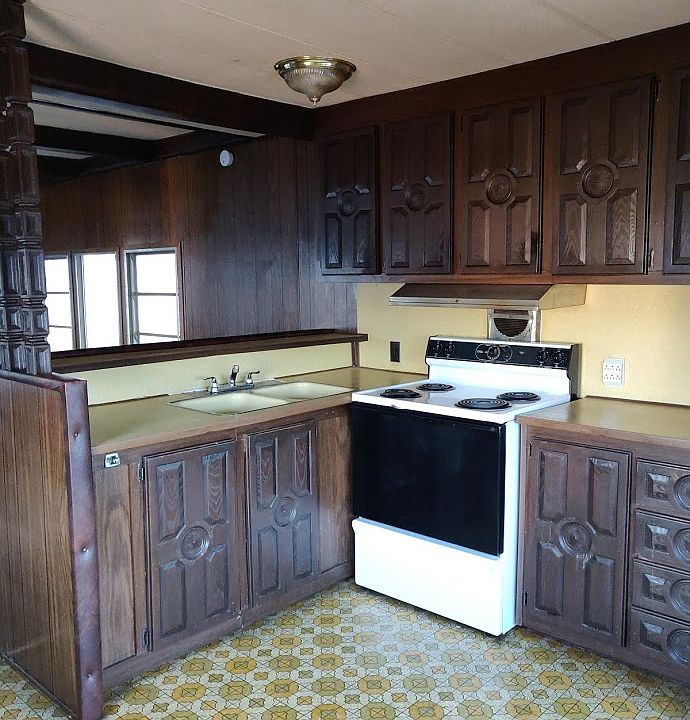 Complete kitchen with a Stove