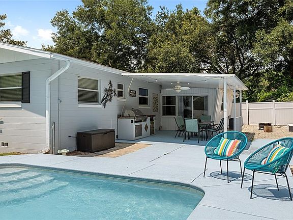 5th image of 717 NE 39TH COURT