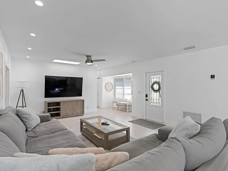 124 Oregon Ln — Photo 6