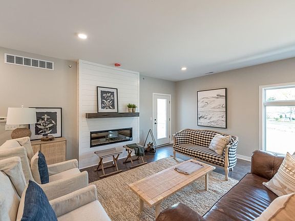 3rd image of 613 Woodland Dr