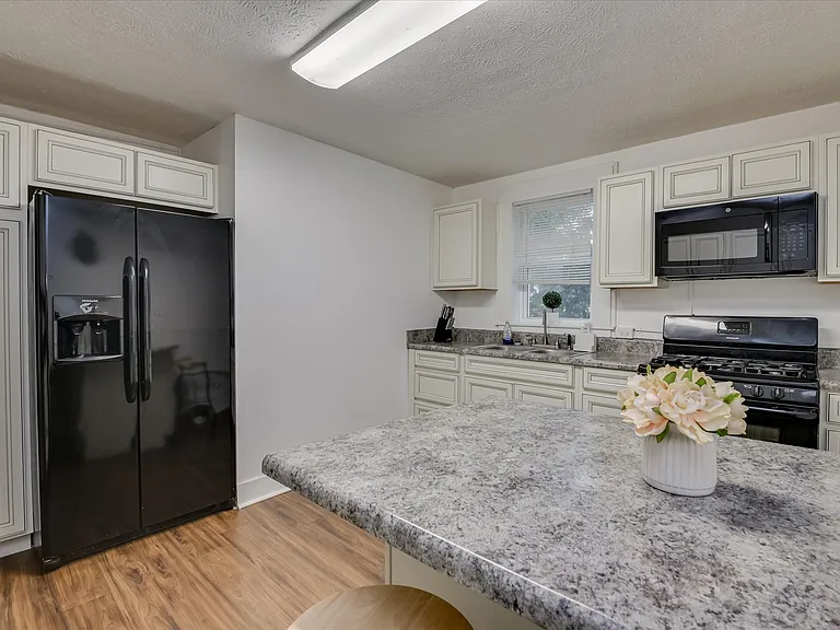 714 Hickman Rd — Photo 46