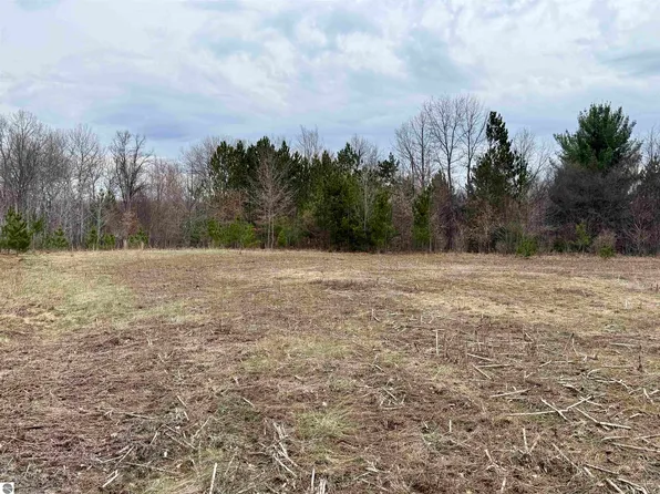 7 Gleaner Hall Rd, Kingsley, MI 49649