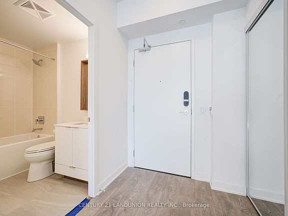 4th image of 543 Richmond St W #414