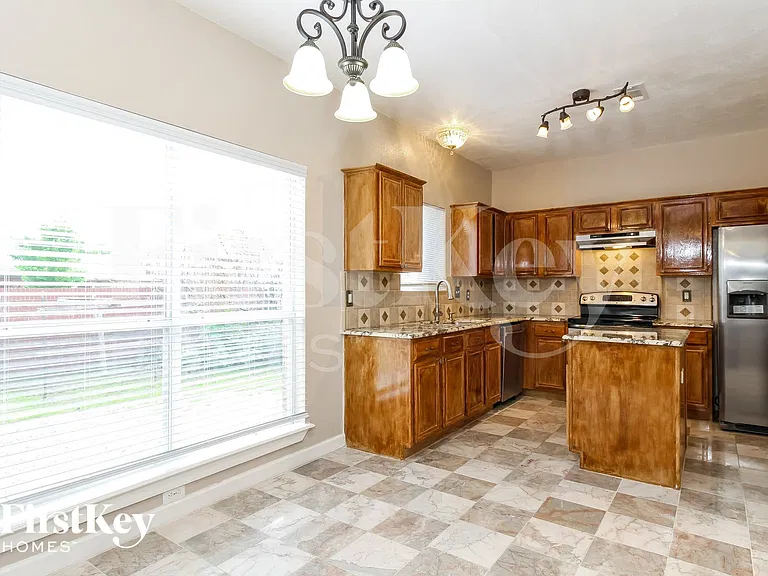 1055 Waterview Dr — Photo 7