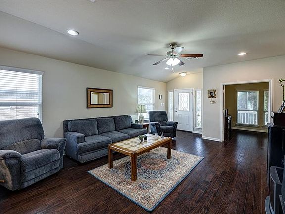 3rd image of 1007 Alamo Plaza Dr