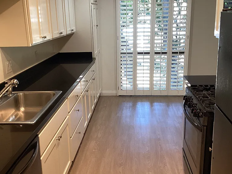11113 Moorpark St — Photo 25