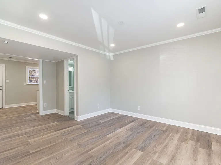 300 Holly Cir — Photo 2