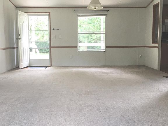 Dining area (open floor plan)