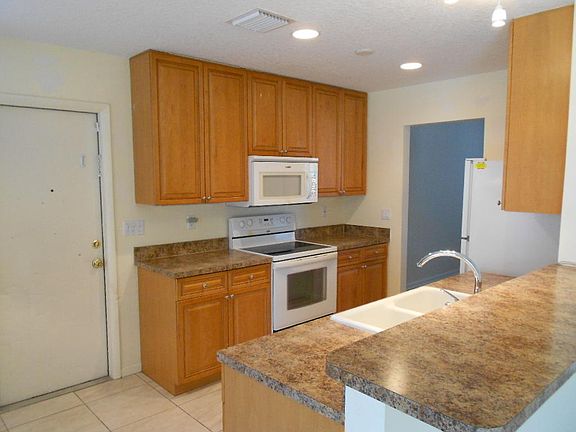 2nd image of 574 N Redwood Dr