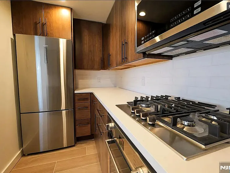 116 N Beverwyck Rd #8 — Photo 2