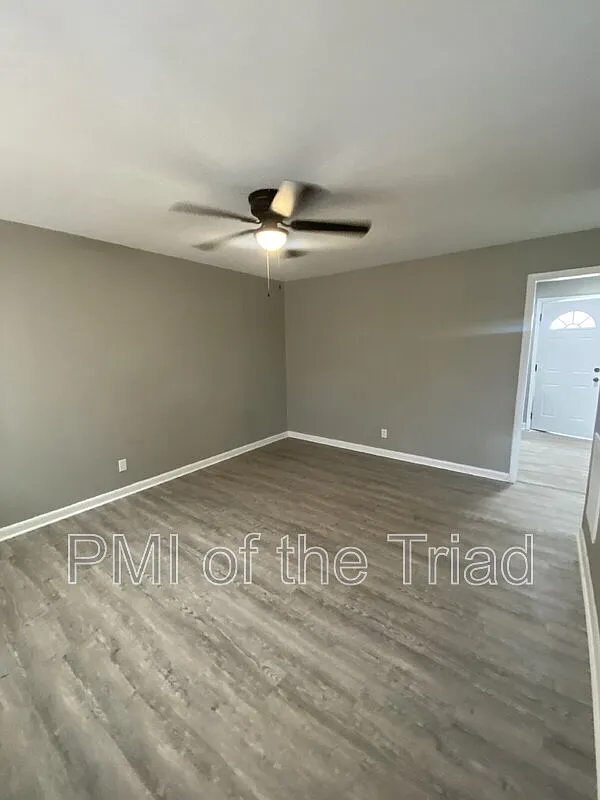 3 bed, 1.0 bath, 925 sqft, $1,315 — Photo 3