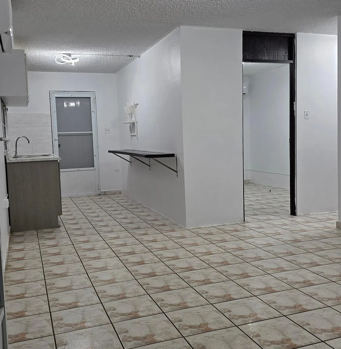 3 bed, 1.0 bath, 1055 sqft, $1,100 — Photo 3