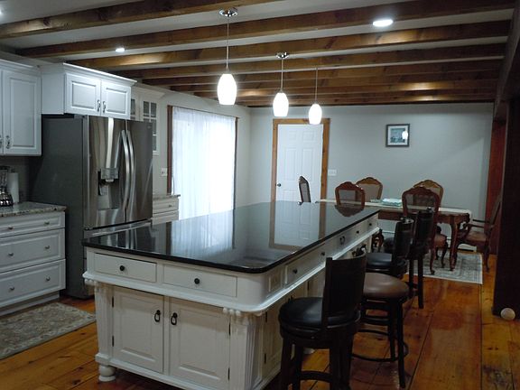 Nice large center island for entertaining.