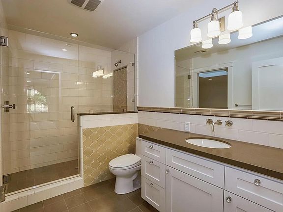 3rd image of 308 Blue Oak Ln