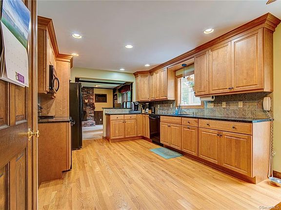 3rd image of 42 Pine Hollow Dr