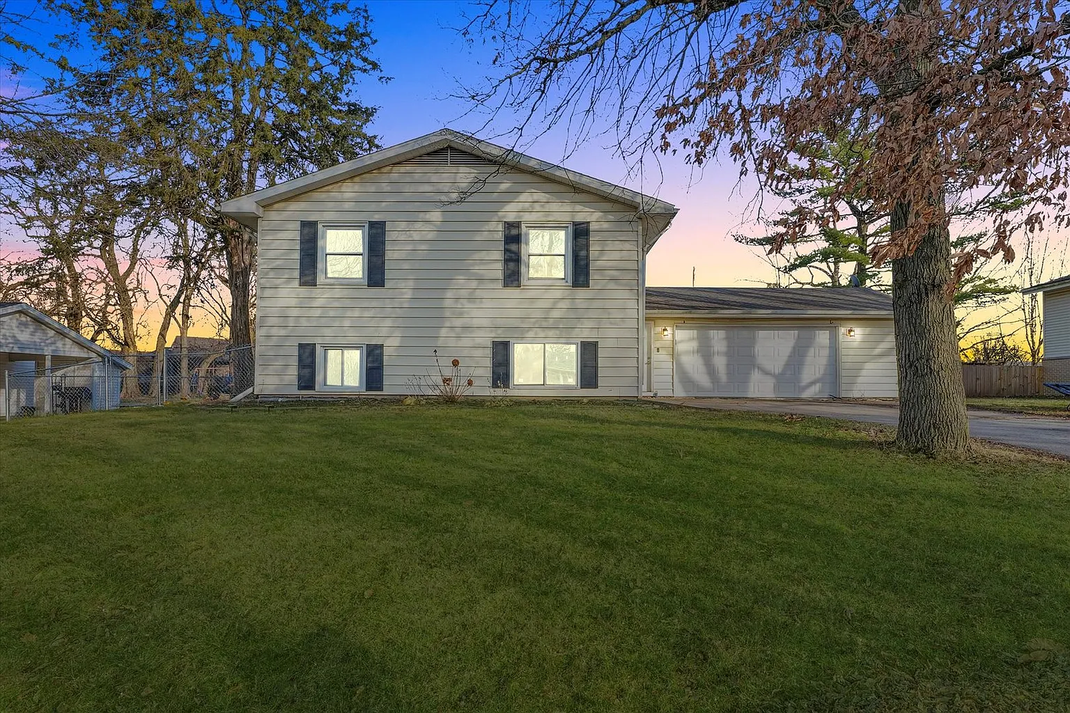 604 Colony Grv photo 1