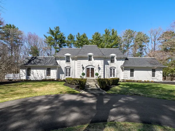 286 Mayflower Cir, Hanover, MA 02339