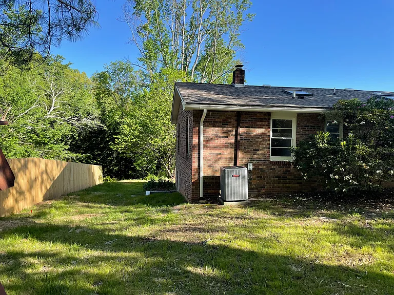208 E Wynnbrook Dr — Photo 2