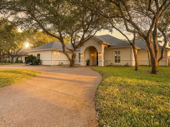 323 Olympic Dr, Rockport, TX 78382
