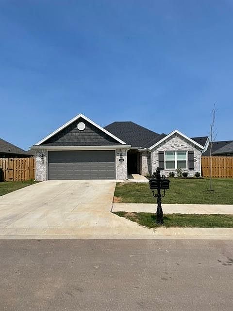1st image of 930 Sassafras Dr