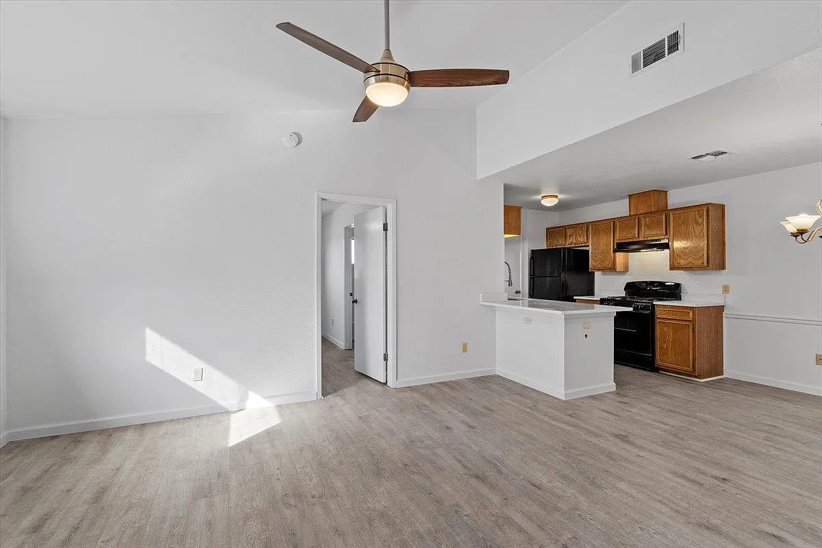 2 bed, 2.0 bath, 771 sqft, $1,550 — Photo 4