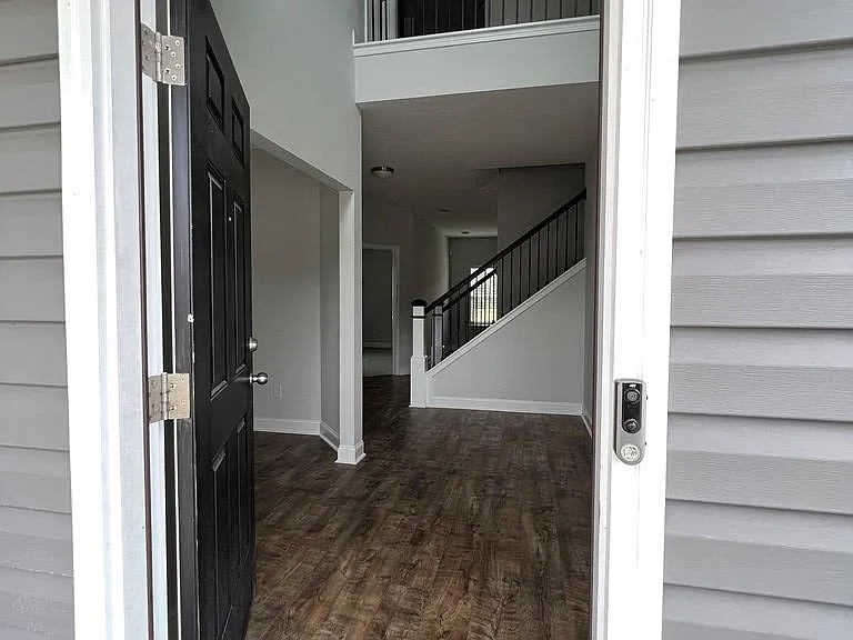 423 Fairview Cir — Photo 2
