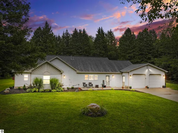 424 N 29th Rd, Cadillac, MI 49601