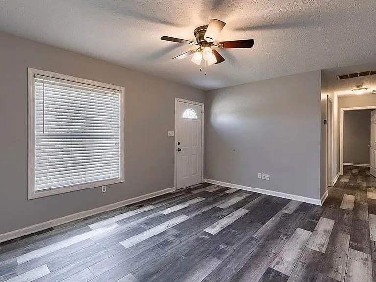 2228 Berkshire Dr — Photo 8
