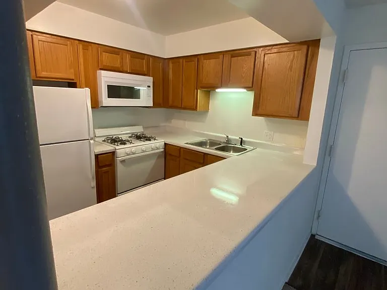 871 Burnham Dr — Photo 2