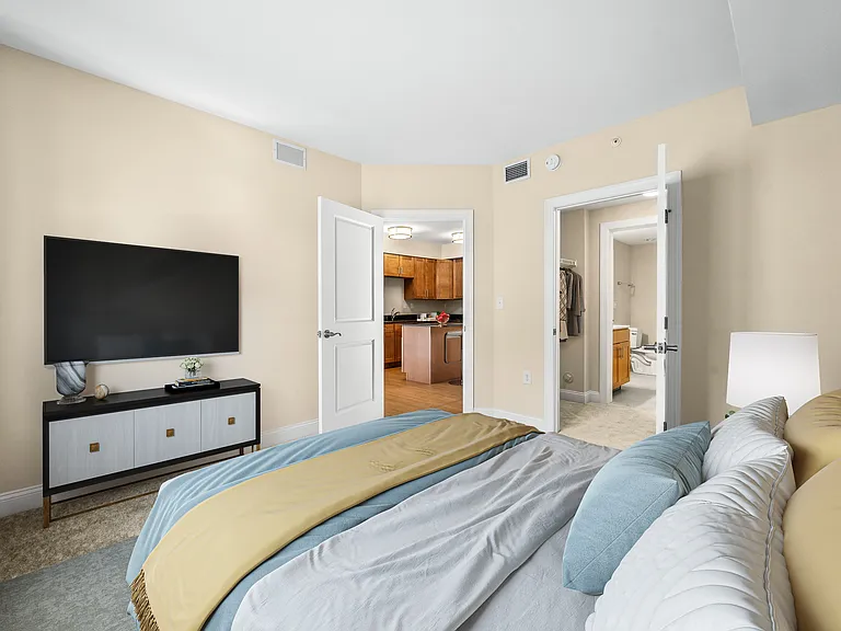 Corner Park Apartments — Photo 6