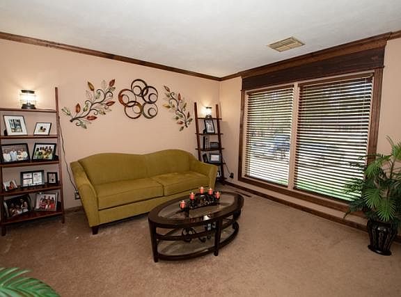 3rd image of 217 Parkwood Ln