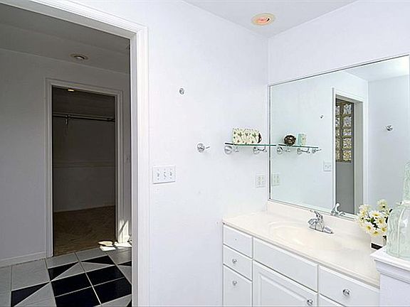 5th image of 6920 E 6th Avenue Pkwy