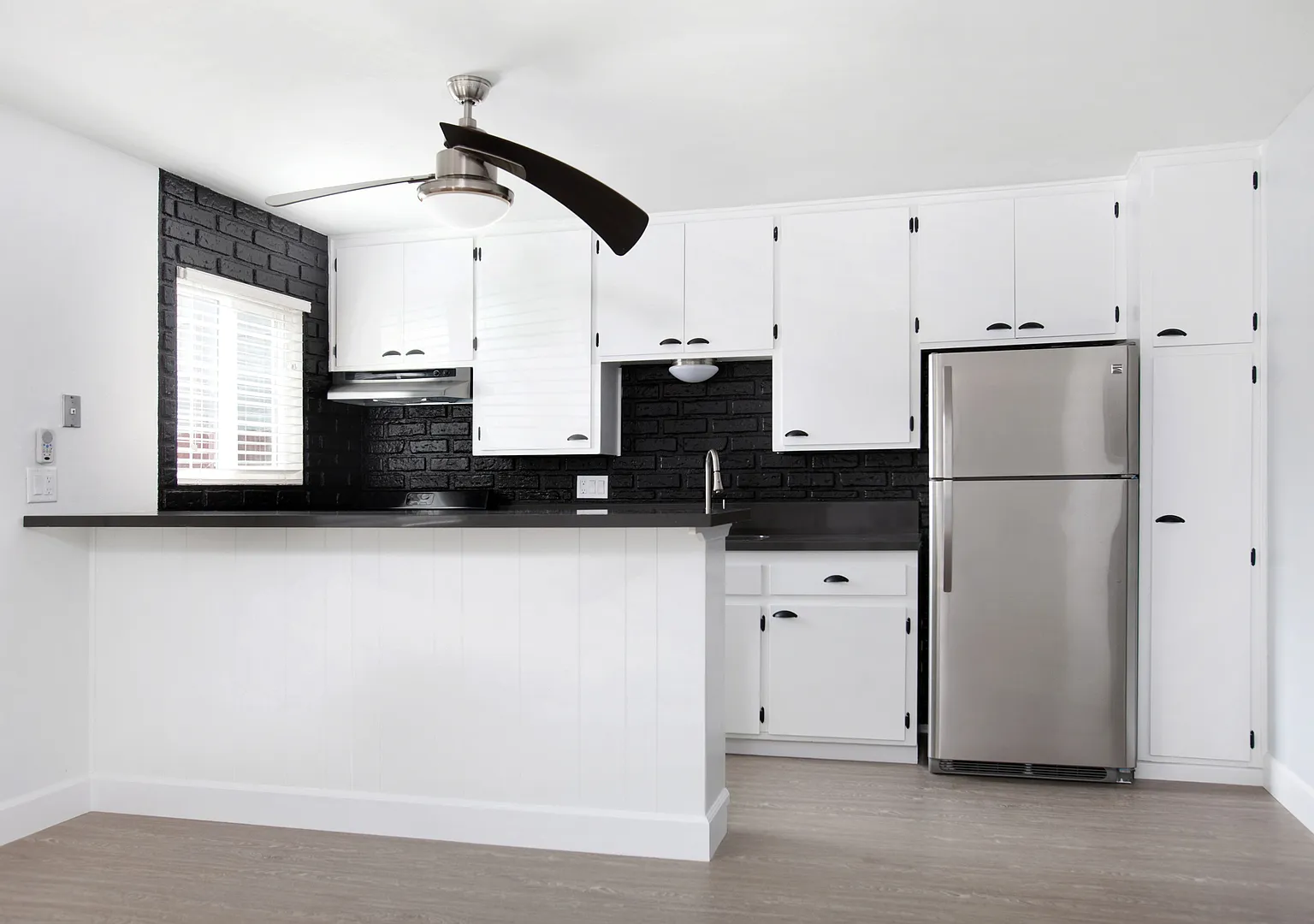 1413 Hemlock — Photo 4