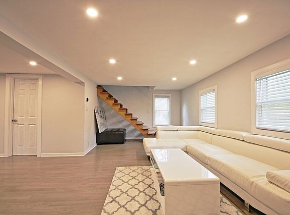3rd image of 106 E Anita Ave