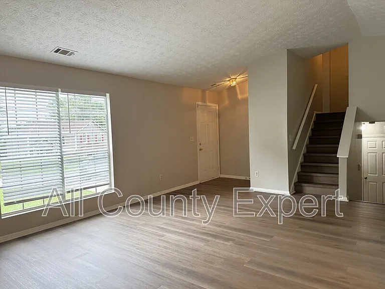 7156 Lone Oak Way — Photo 3