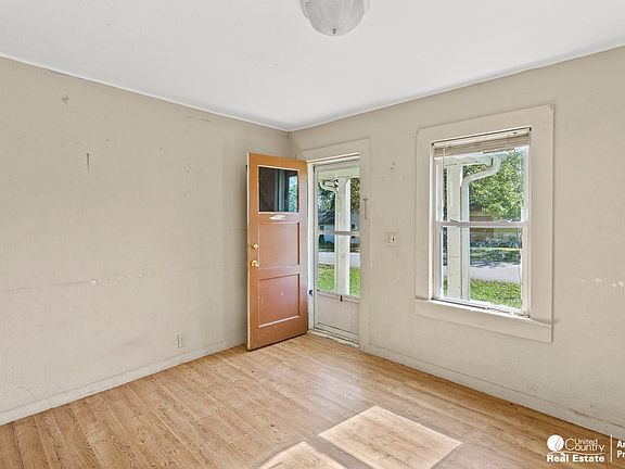 4th image of 705 Warner Ave