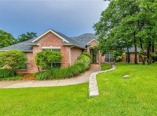 117 Winding Oak Ln N, Burleson, TX 76028