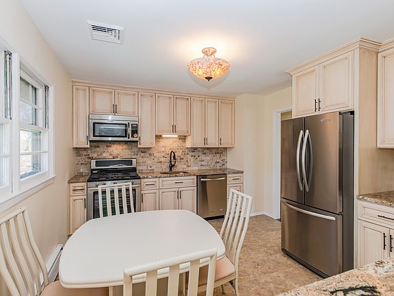 5th image of 8 Cypress Ave