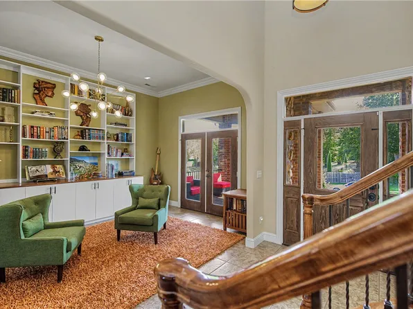5500 S Lancaster Dr, Rogers, AR 72758