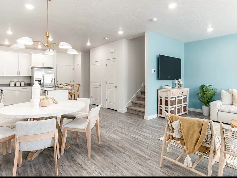 2124 N Chianti St — Photo 3