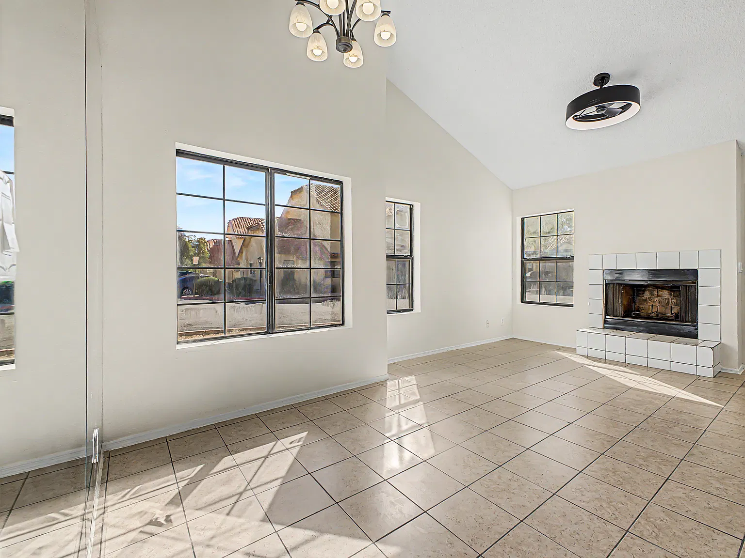4 bed, 1055 sqft, $2,195 — Photo 3