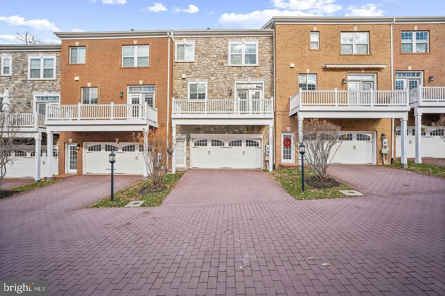 3 bed, 3.5 bath, 2592 sqft, $3,600 — Photo 3