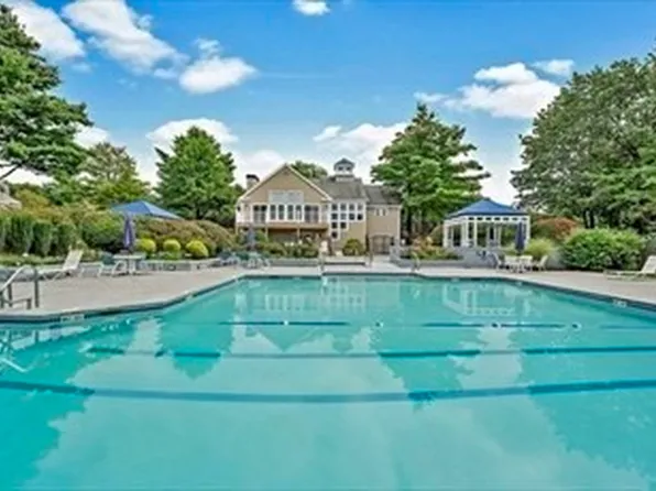 169 Tyson Commons Ln #169, Braintree, MA 02184