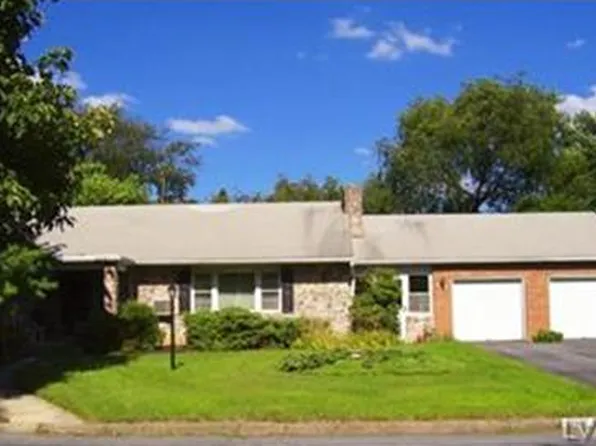1760 Rosewood Dr, Bethlehem, PA 18017