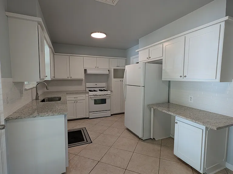 313 Davis Cir — Photo 4